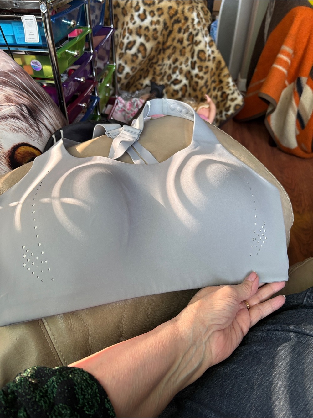 lululemon athletica Light Gray Wireless Molded Cups Sports Bra Size 38DD.  New!